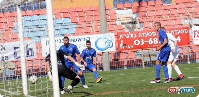 בלומנפלד בועט לקורה (לירן דורף)